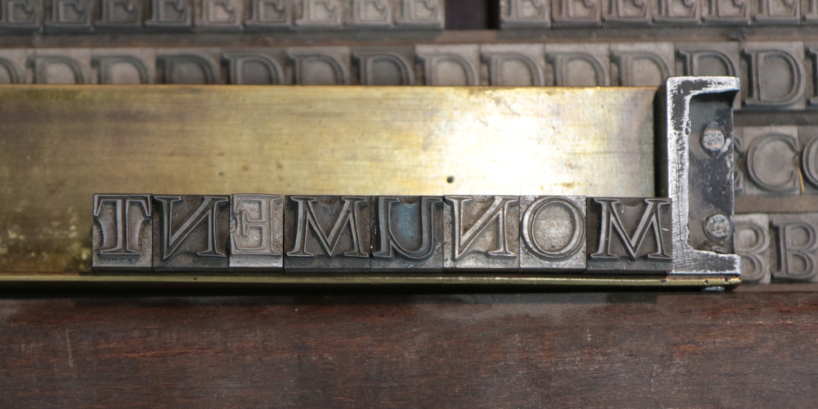 Kovové litery pro ruční sazbu ve velikosti 48 bodů z knihtiskové dílny UMPRUM – Vysoké školy uměleckoprůmyslové v Praze. Šířka kuželky je dána samotnou šířkou písmene.