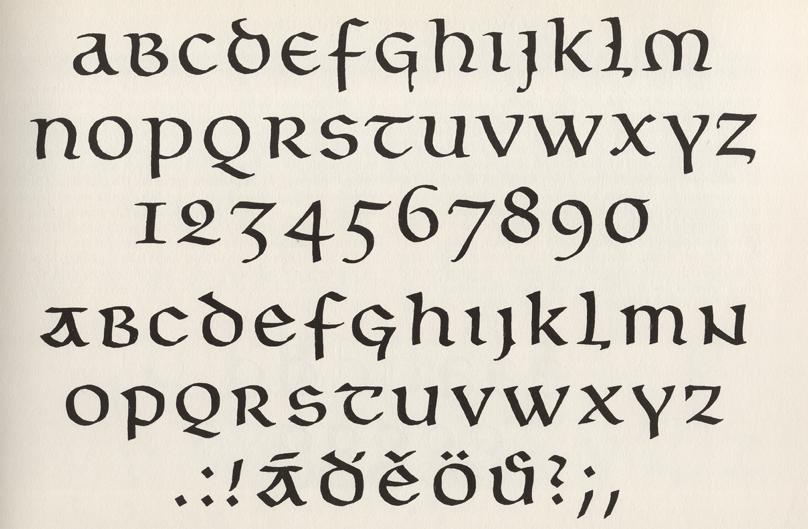 Two shape variants of uncial letterforms which were the model for the Česká Unciála typeface. A table from Menhart’s publication: Nauka o písmu [Teachings on Type], State Pedagogical Publishing House, Prague 1954.