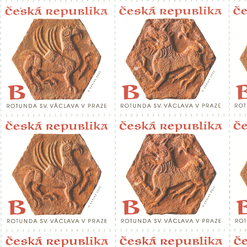 Detail poštovní známky „Rotunda sv. Václava v Praze“ Otakara Karlase s vyobrazením původní dlaždice s gryfonem a novou Unciálou.