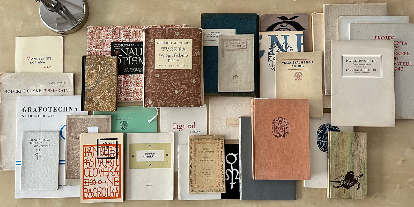 Collecting specimens, rare prints and bibliophilia is not only our passion, but also a prerequisite for the quality digitization of Oldřich Menhart‘s typefaces.